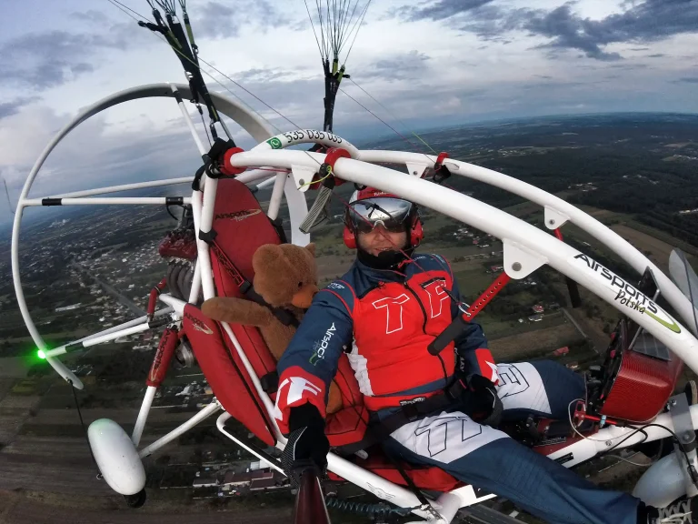 Lot tandemowy na trajce z misiem – Airsports Polska