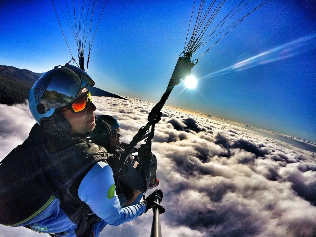 Lot tandemowy paralotnią nad chmurami – Airsports Polska
