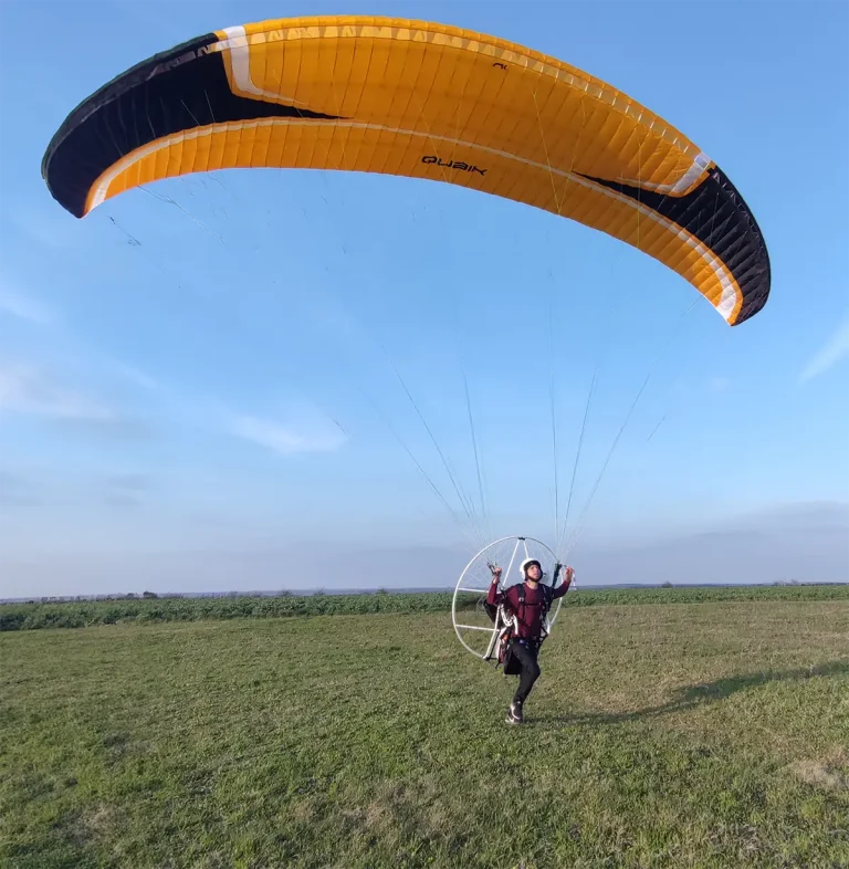 Kursant podczas startu na szkoleniu PPG Airsports Polska